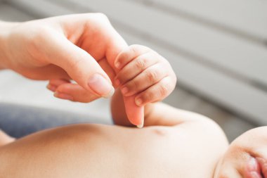 Bebek önce güvenlik korumasına dokunur.