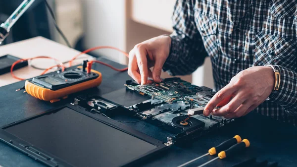 Serviço de tecnologia computador laptop engenheiro de diagnósticos — Fotografia de Stock