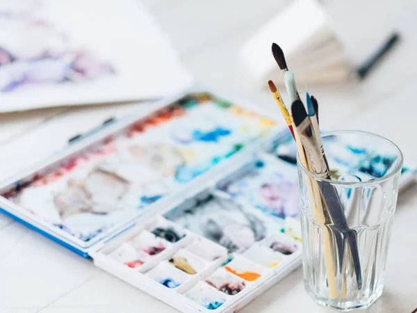 Malowanie palety farb akwarelowych hobby pędzle — Zdjęcie stockowe