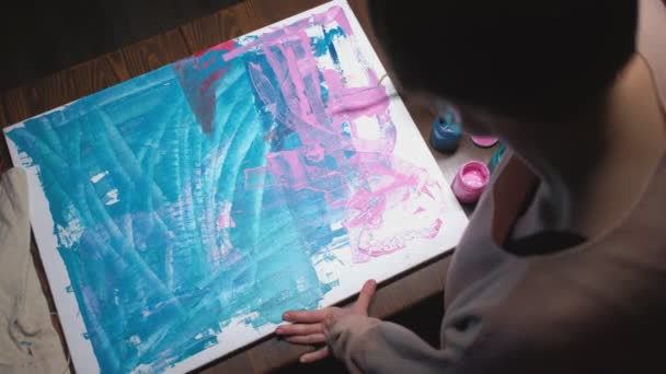 Schilderen hobby enthousiast vrouwelijke kunstenaar doek — Stockvideo