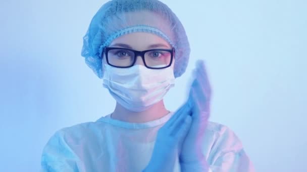 Анестезиолог портрет женщины-врача аплодирует — стоковое видео