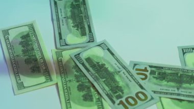 Uçan para krizi 100 Amerikan doları.