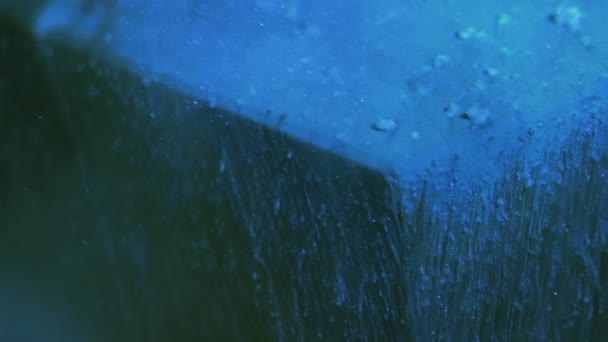Gota de tinta textura fantasma azul brillo fluido goteo — Vídeos de Stock