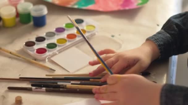 Resim sınıfı çocuk elleri suluboya fırçalar — Stok video