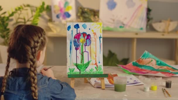 Niño independiente inspirado niña pintura flor — Vídeos de Stock