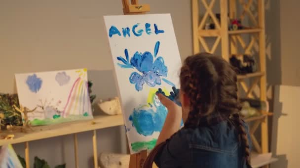 Παιδί δημιουργικότητα ζωγραφική χόμπι ταλαντούχο κορίτσι — Αρχείο Βίντεο