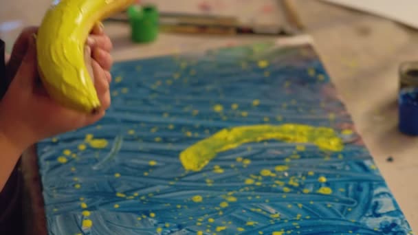 Out-of-school activities mother child painting — Stock Video