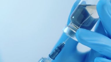 Kolajen enjeksiyonu uzmanı eldiven şırıngası verdi