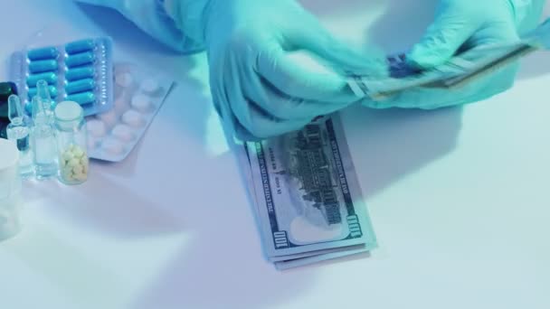 Плата за услуги врача, считающего доллары — стоковое видео