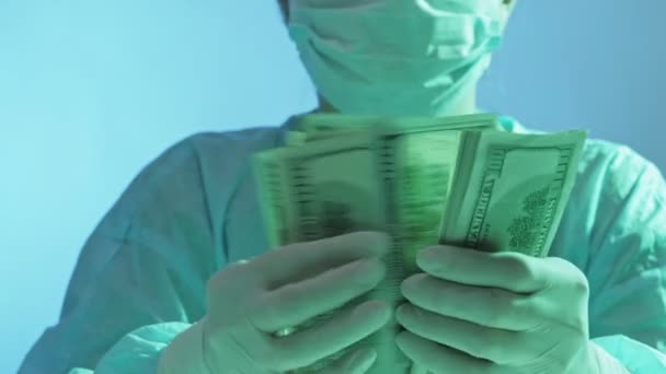 Gastos médicos anestesiólogo contando dinero — Vídeos de Stock