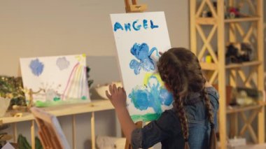 çocuk sanatları sanat eserleri çizen kızlara ilham veriyor.