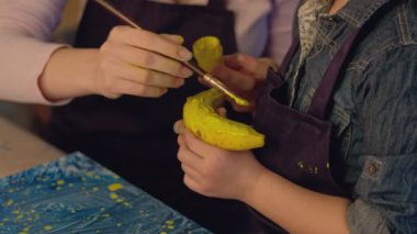 Çocuklar resim sınıfındaki kadın ressamlar çocuklara öğretiyor