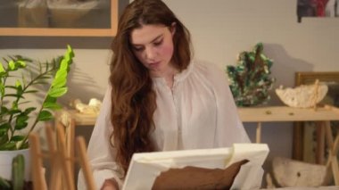 Stüdyoyu boyayan şefkatli bir kadın.