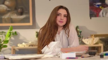 Sanatçı yaşam tarzı, tatlı kadın ilham verici görünüyor.