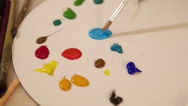 Kunstschule Pinsel mischen Acryl Farbpalette — Stockvideo