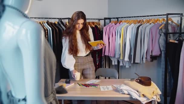 Diseño de moda estilista femenina colección de bocetos — Vídeo de stock