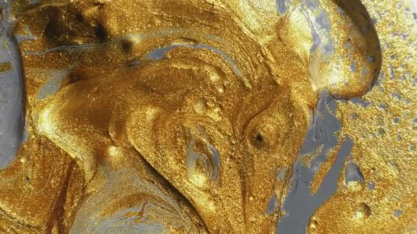 Glitter ink mix sparkling golden oil liquid flow — Stock Video