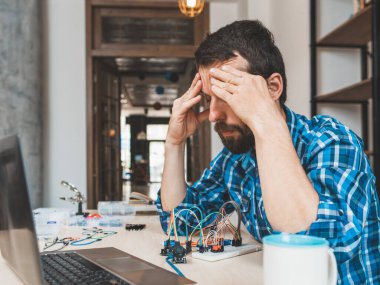 Umutsuz, stresli dizüstü bilgisayar mühendisi