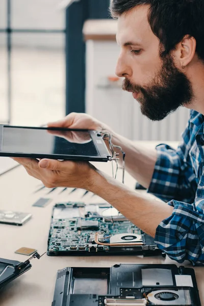 Elektronika inżynieria hobby zdemontowany laptop — Zdjęcie stockowe