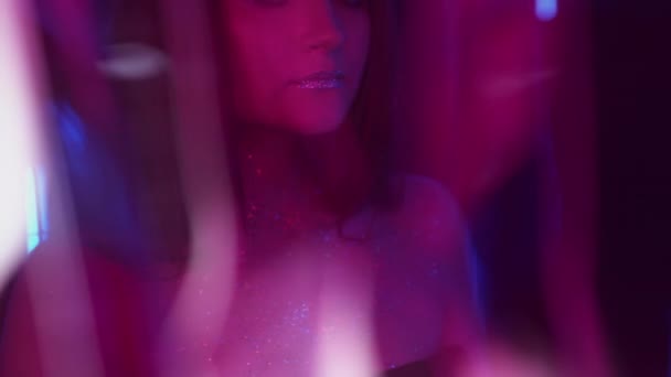 Neon ışıklı portre Disko moda kadını dans ediyor — Stok video