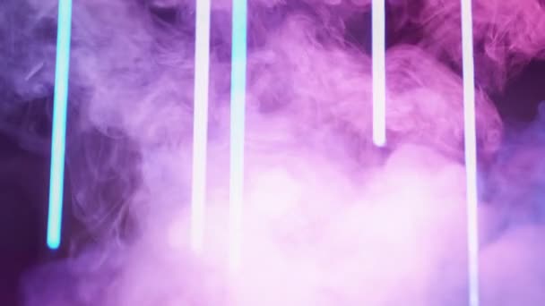 Rook creatieve achtergrond paars blauw neon lichten — Stockvideo