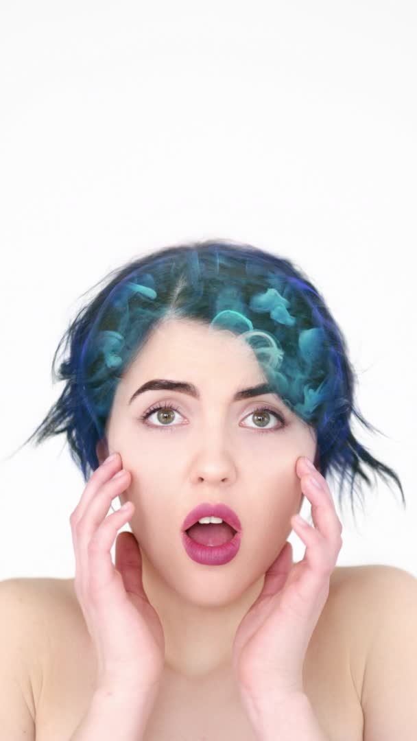 Mídia social lavagem cerebral mulher chocada fumar cabelo — Vídeo de Stock
