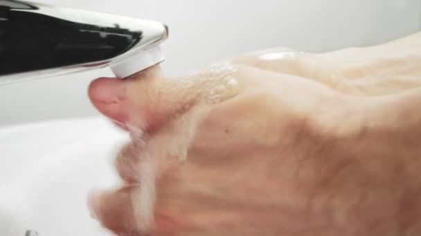 Covid-19 brote hombre lavándose las manos grifo fregadero de agua — Vídeo de stock