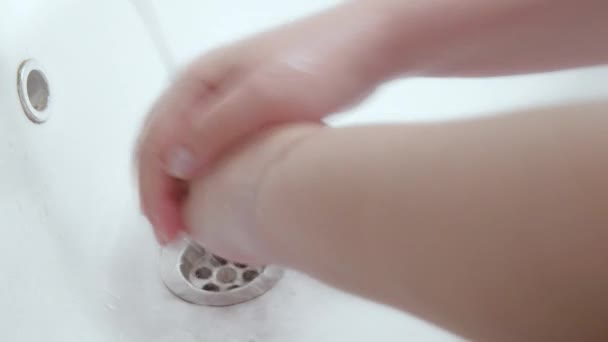Covid-19 járvány nő mosás kéz víz mosogató — Stock videók