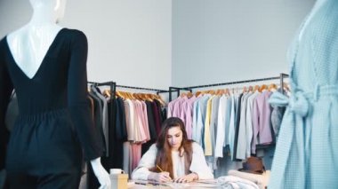 moda tasarımı kadın stilisti çizim salonu