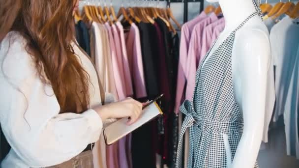 Diseñador de moda estilo de vida mujer estilista dibujo — Vídeo de stock