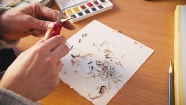 Cours de dessin mains féminines taille crayon — Video