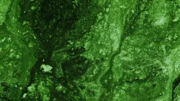 Fluid art glitter green liquid paint flow motion — Stock Video