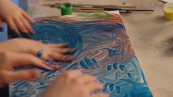 Art therapy mother daughter smearing paint fingers — Stock Video