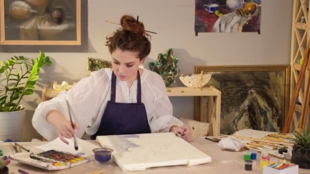 Aquarellmalerei romantisch inspirierte Frau Atelier — Stockvideo