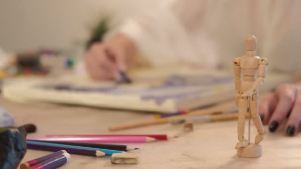 Artista local de trabalho articulado lápis de manequim — Vídeo de Stock