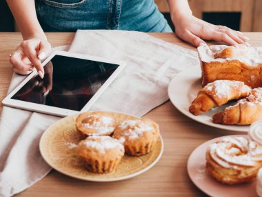 Çevrimiçi yemek kitabı Ev yapımı pastane kadın tableti