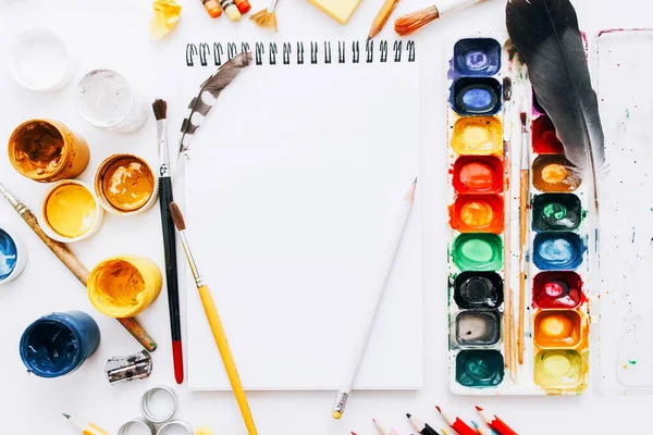 Pintor local de trabalho passatempo criativo livro de esboços vazio — Fotografia de Stock