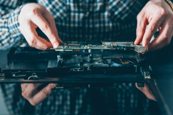 Computadora portátil de mantenimiento electrónico de la ingeniería — Foto de Stock