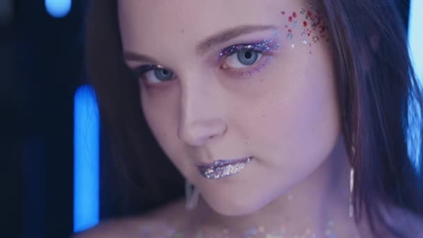 Фантазия женщина портрет творческий макияж блеск — стоковое видео