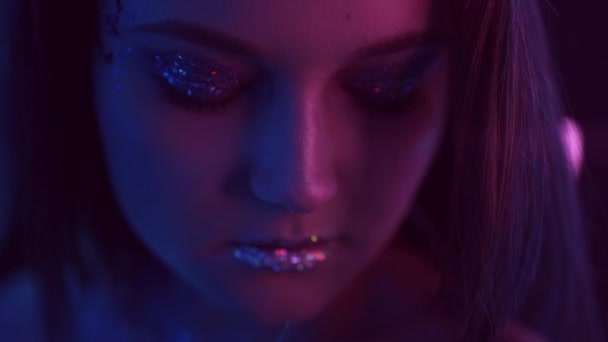 Renkli ışık portresi disko gecesi kadın yüzü neon — Stok video