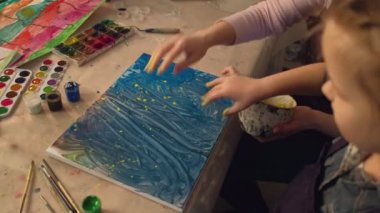 Genç ressam kız öğretmen soyut sanat eserleri