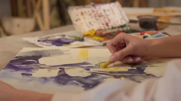 Kunst hobby vrouwelijke hand schilderen was krijt doek — Stockvideo