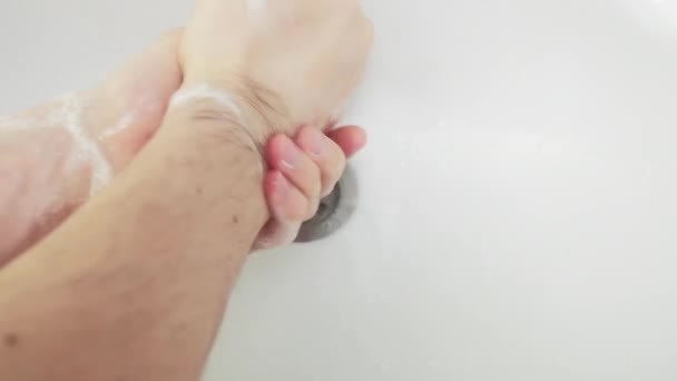 Higiene de manos covid-19 prevención hombre lavado jabón — Vídeos de Stock
