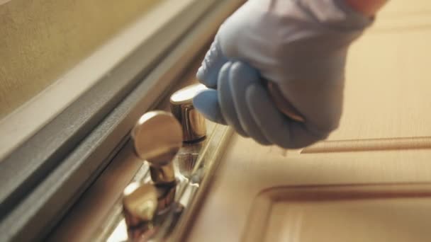 コロナウイルスの隔離は家にいて手袋のドア — ストック動画