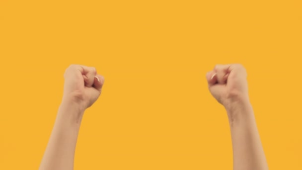 Gesto de la mano puños femeninos golpeando espacio de copia — Vídeos de Stock