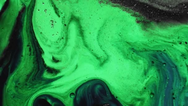 彩色液体覆盖闪光的绿色黑色混合油漆 — 图库视频影像
