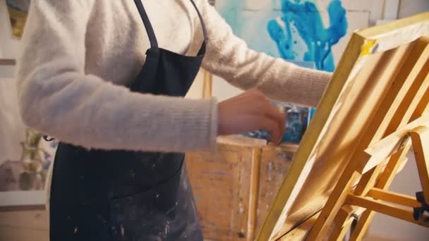 Pessoas criativas mulher pintura cavalete oficina — Vídeo de Stock