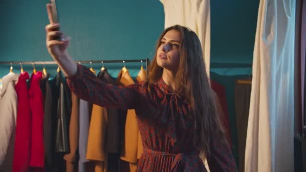 Blogger de moda mujer confiada vestido selfie — Vídeo de stock