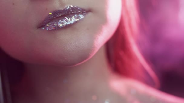 Glitter make-up portret vrouw sprankelende lippen rood — Stockvideo