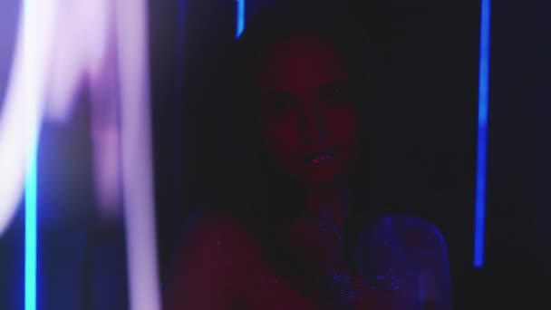 Nacht portret clubbing lifestyle vrouw glitter — Stockvideo